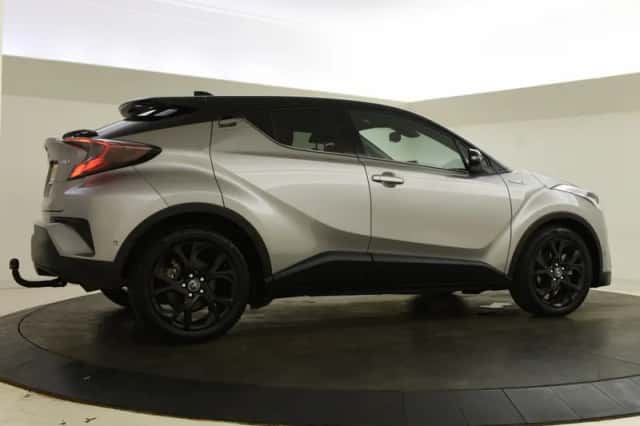 Toyota C-HR (2018) thumbnail 2