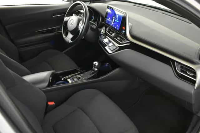 Toyota C-HR (2018) thumbnail 3
