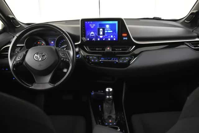 Toyota C-HR (2018) thumbnail 4