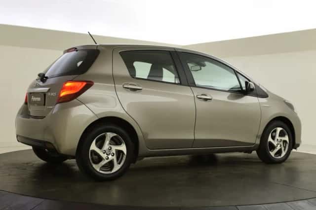Toyota Yaris (2015) thumbnail 2