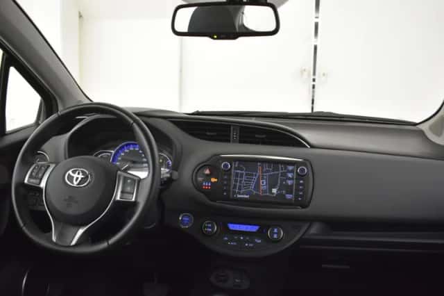 Toyota Yaris (2015) thumbnail 4
