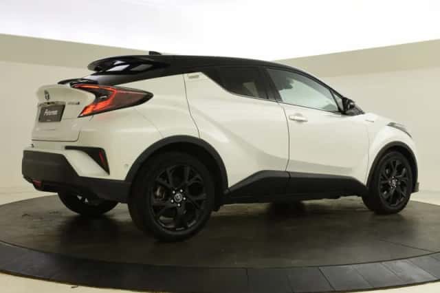Toyota C-HR (2018) thumbnail 2