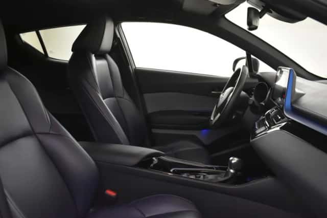 Toyota C-HR (2018) thumbnail 3