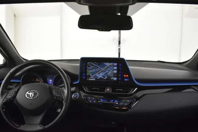 Toyota C-HR (2018) thumbnail 4