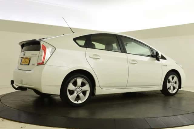 Toyota Prius (2015) thumbnail 2