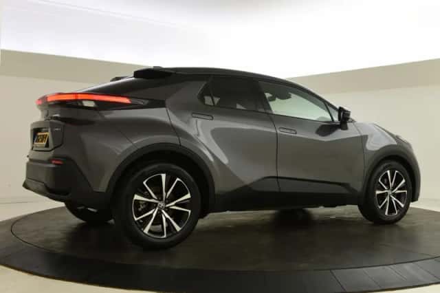 Toyota C-HR (2024) thumbnail 2