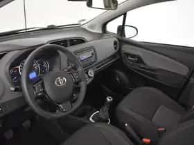 Toyota Yaris (2017) thumbnail 3