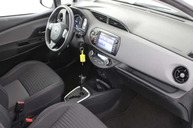 Toyota Yaris (2019) thumbnail 3