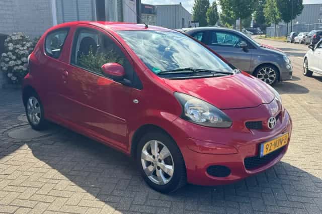 Toyota Aygo (2010) thumbnail 3