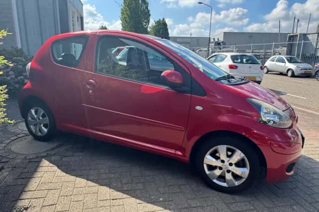 Toyota Aygo (2010) thumbnail 5