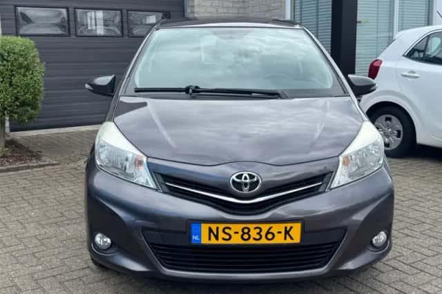 Toyota Yaris (2013) thumbnail 2