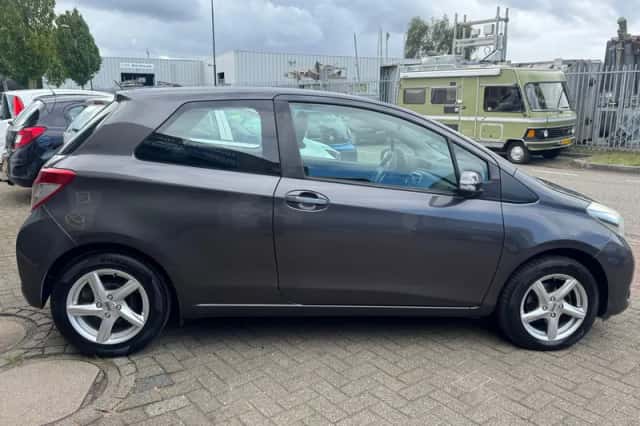 Toyota Yaris (2013) thumbnail 4