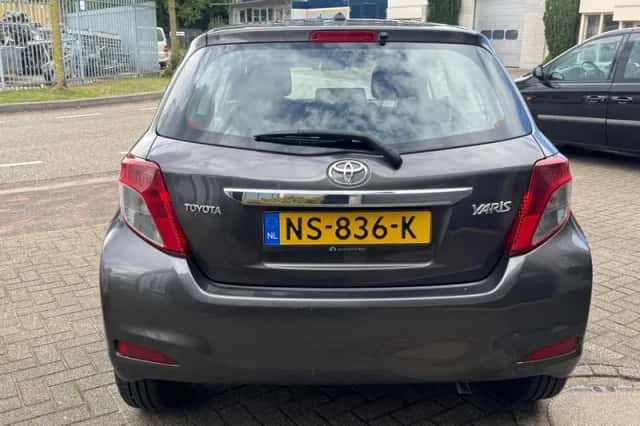 Toyota Yaris (2013) thumbnail 5