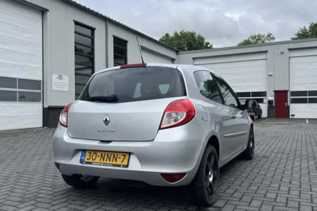 Renault Clio (2010) thumbnail 4