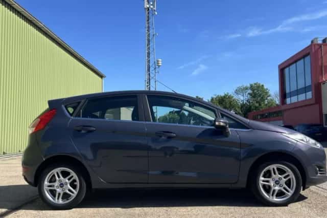 Ford Fiesta (2014) thumbnail 3