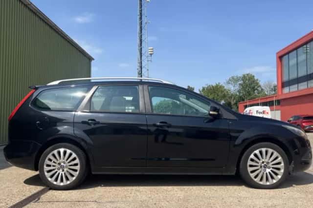 Ford Focus (2010) thumbnail 3