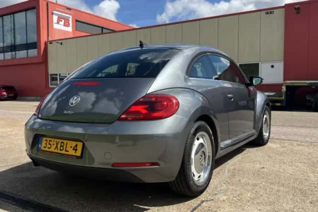 Volkswagen Beetle (2012) thumbnail 4