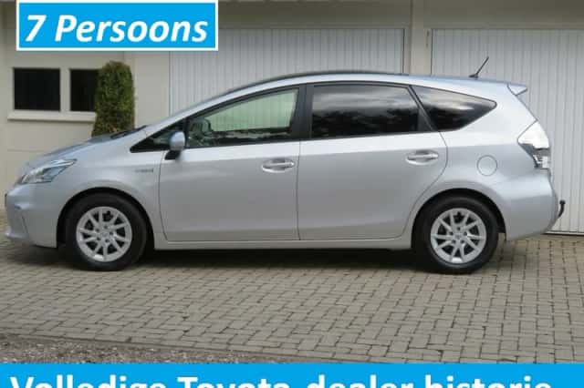 Toyota Prius Wagon (2012) thumbnail 2