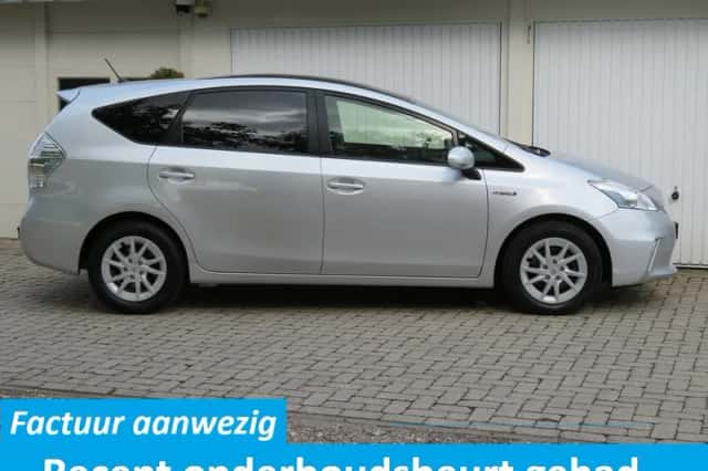 Toyota Prius Wagon (2012) thumbnail 3