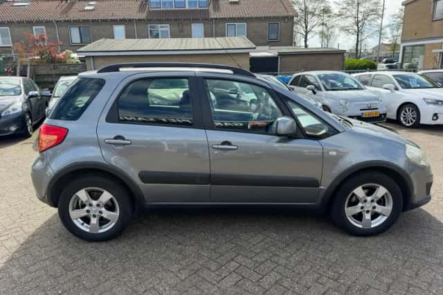 Suzuki SX4 (2011) thumbnail 5