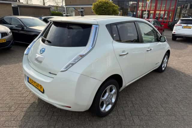 Nissan Leaf (2011) thumbnail 3