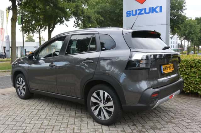 Suzuki S-CROSS (2023) thumbnail 4