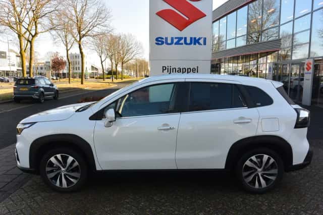 Suzuki S-CROSS (2022) thumbnail 4