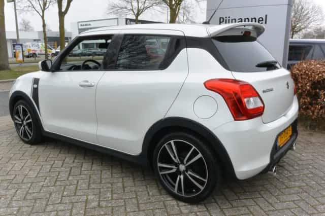 Suzuki Swift (2018) thumbnail 5