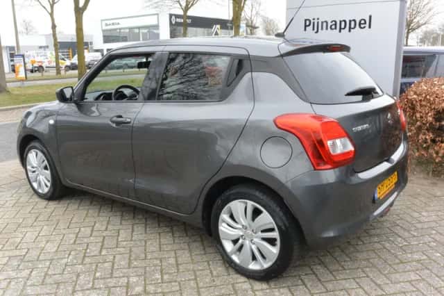 Suzuki Swift (2018) thumbnail 4