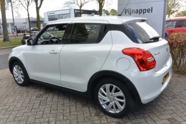 Suzuki Swift (2021) thumbnail 5