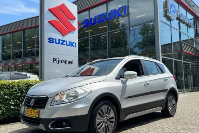 Suzuki S-CROSS (2015) thumbnail 1
