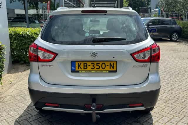 Suzuki S-CROSS (2015) thumbnail 2