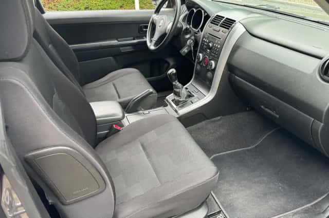 Suzuki Grand Vitara (2009) thumbnail 3