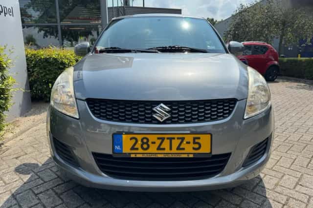 Suzuki Swift (2013) thumbnail 4