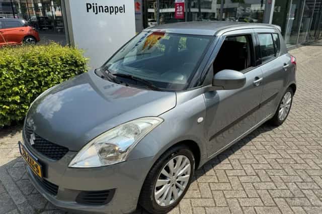 Suzuki Swift (2013) thumbnail 5