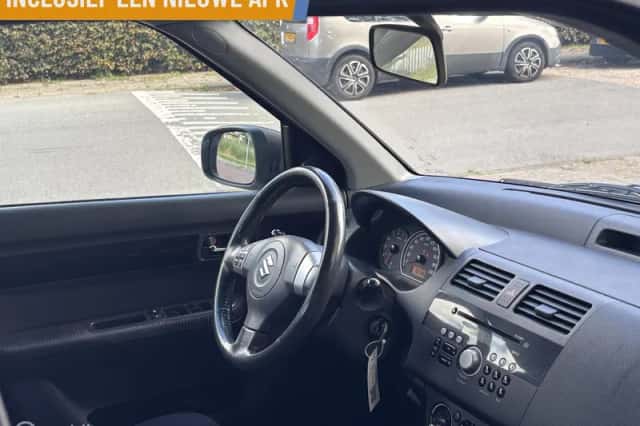 Suzuki Swift (2008) thumbnail 6