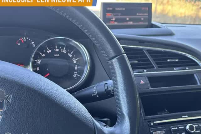 Peugeot 5008 (2010) thumbnail 6
