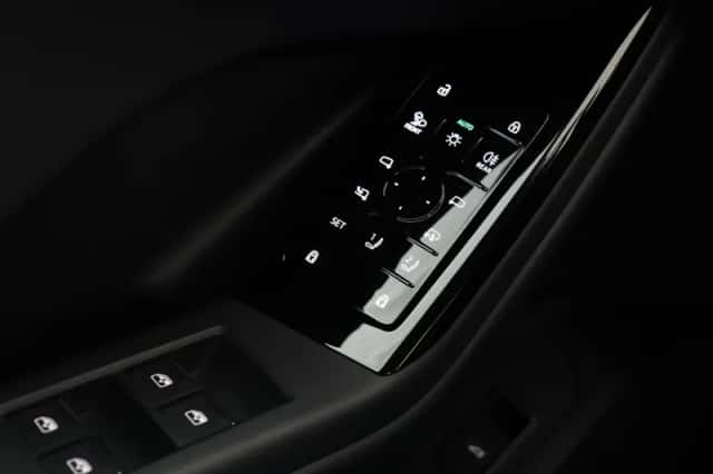Audi Q6 e-tron (2025) thumbnail 18