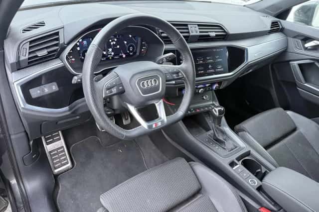 Audi Q3 (2022) thumbnail 3
