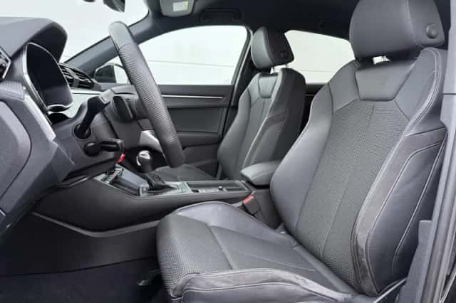Audi Q3 (2023) thumbnail 3