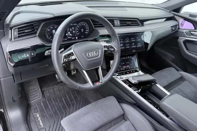 Audi Q8 (2023) thumbnail 4