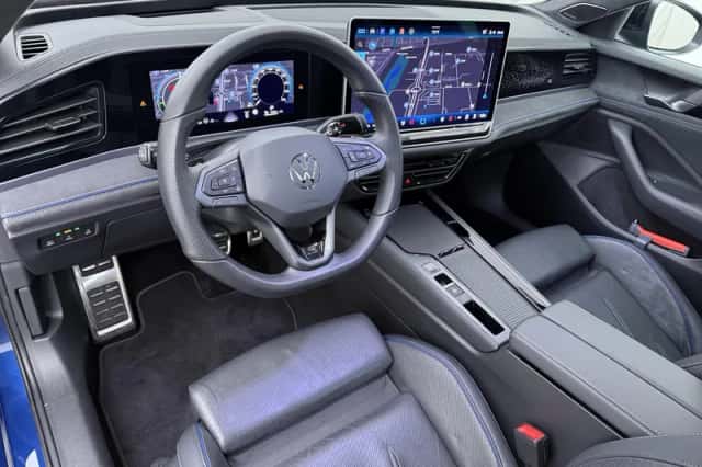 Volkswagen Passat (2024) thumbnail 3