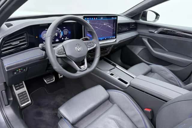 Volkswagen Passat (2025) thumbnail 3