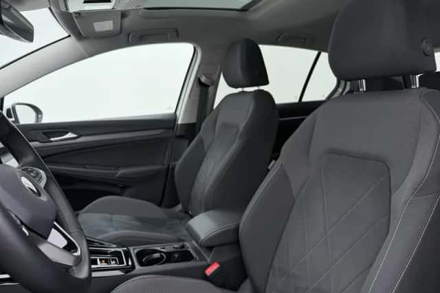 Volkswagen Golf (2022) thumbnail 4