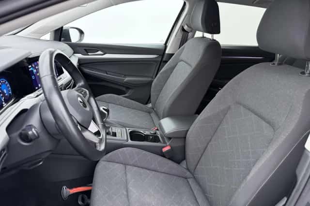 Volkswagen Golf (2023) thumbnail 4