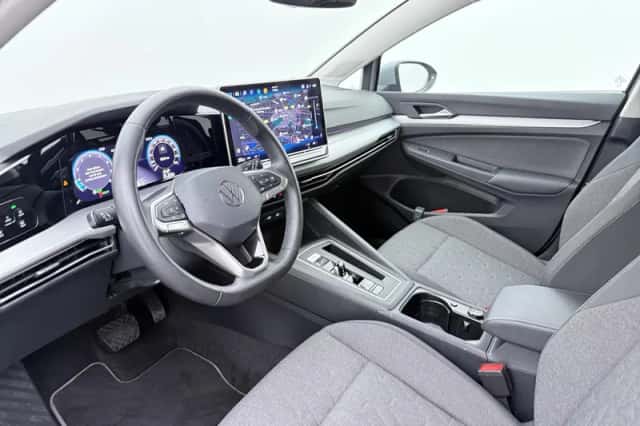 Volkswagen Golf (2024) thumbnail 3