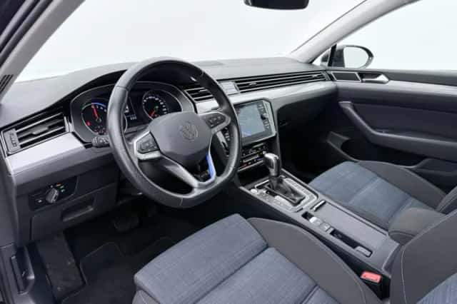 Volkswagen Passat (2022) thumbnail 4