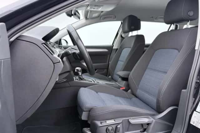 Volkswagen Passat (2022) thumbnail 5