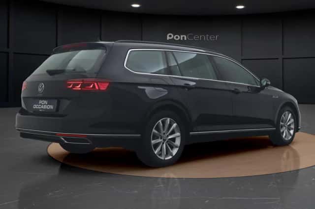 Volkswagen Passat (2022) thumbnail 5