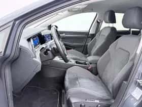 Volkswagen Golf (2022) thumbnail 4